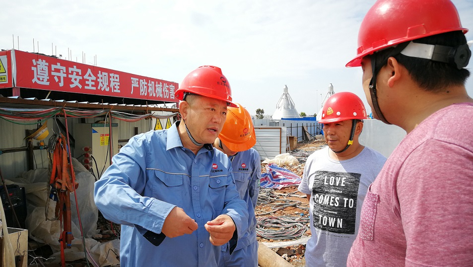 2018年5月2日，股份公司副總裁黃鐵民對科技公司項目現(xiàn)場進行安全檢查.jpg